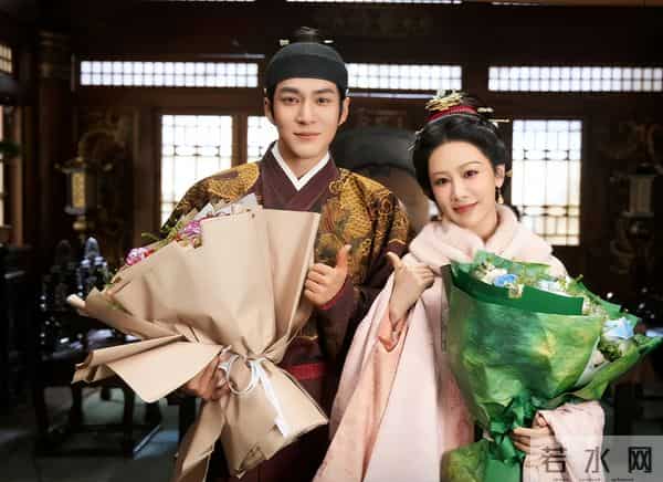 《家业》主演同框：杨紫天鹅颈，韩东君脖短脸圆，卷毛被嘲像大妈