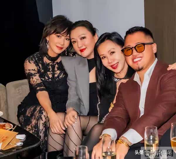 刘嘉玲出席好友婚礼,穿蕾丝透视裙秀身材,却被全裹的关之琳抢镜