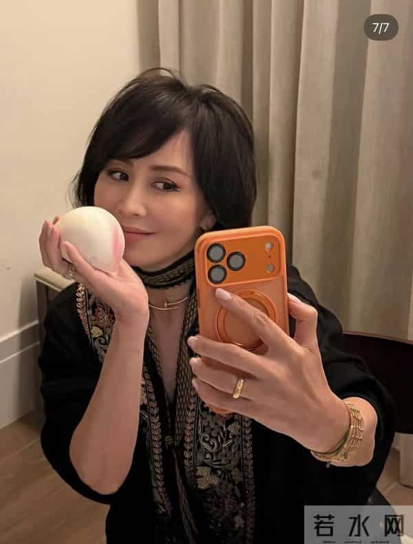 刘嘉玲提前庆祝60岁大寿,梁朝伟举香槟出镜,到场的都是名流好友