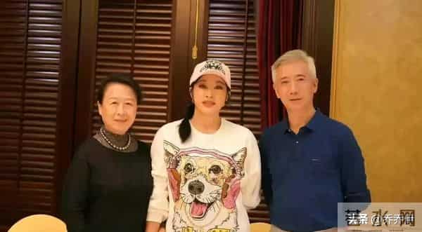 刘晓庆又去聚会!同学都是老奶奶,她穿卫衣短裤嫩得像小姑娘