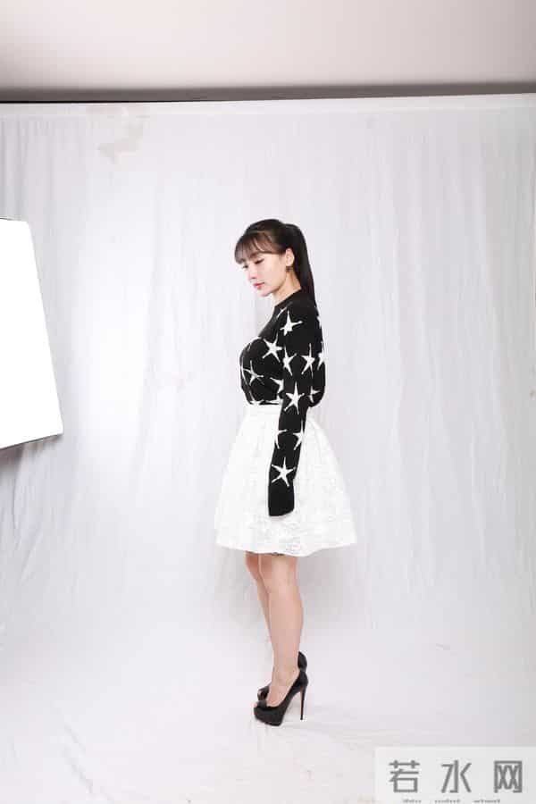 性感女神,柳岩,原来她的脚上有个纹身!