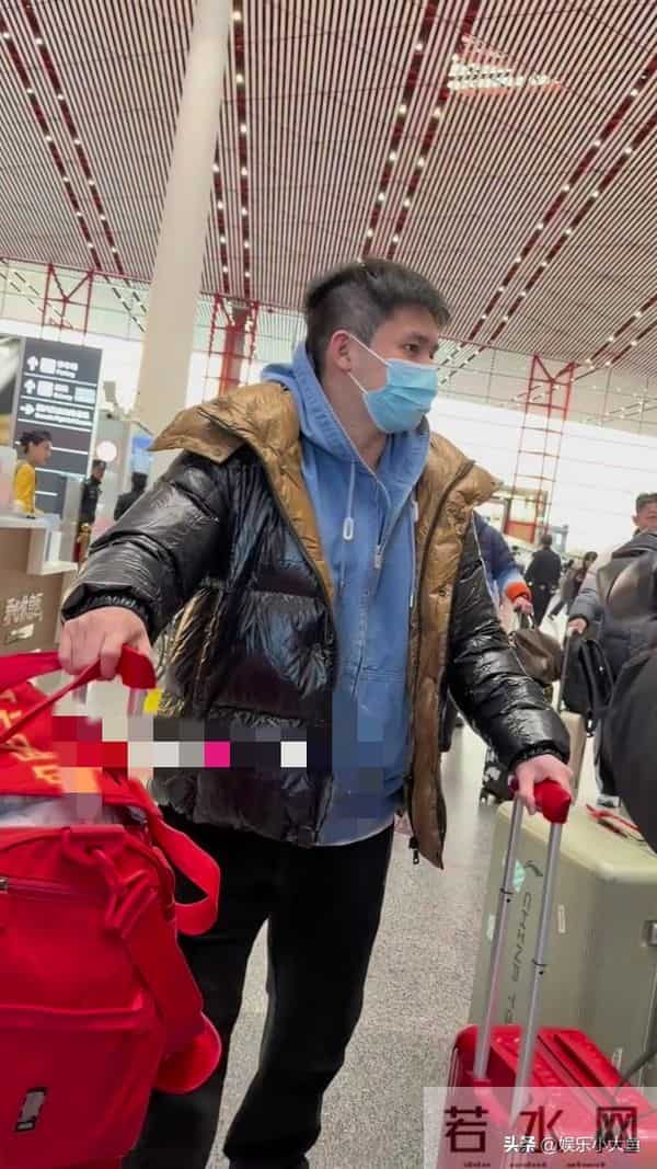 林诗栋北京机场出发成都混团世界杯，穿黑色亮面羽绒帅气十足！