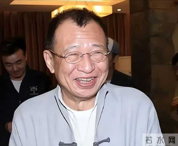 张嘉译深圳聚餐,71岁林威烟不离手,翁虹丰腴吸睛,午马遗孀现身