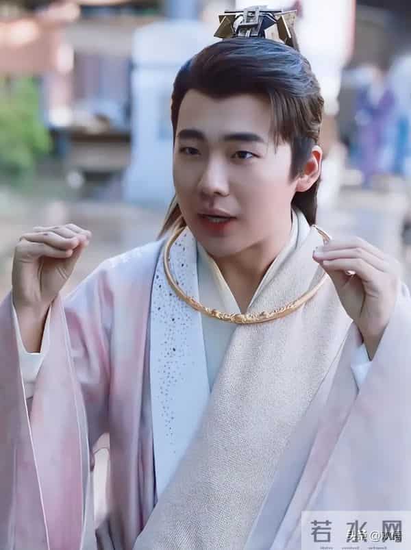 得罪郭麒麟6年后，再看朱亚文现状，如今的他已彻底走上文章老路