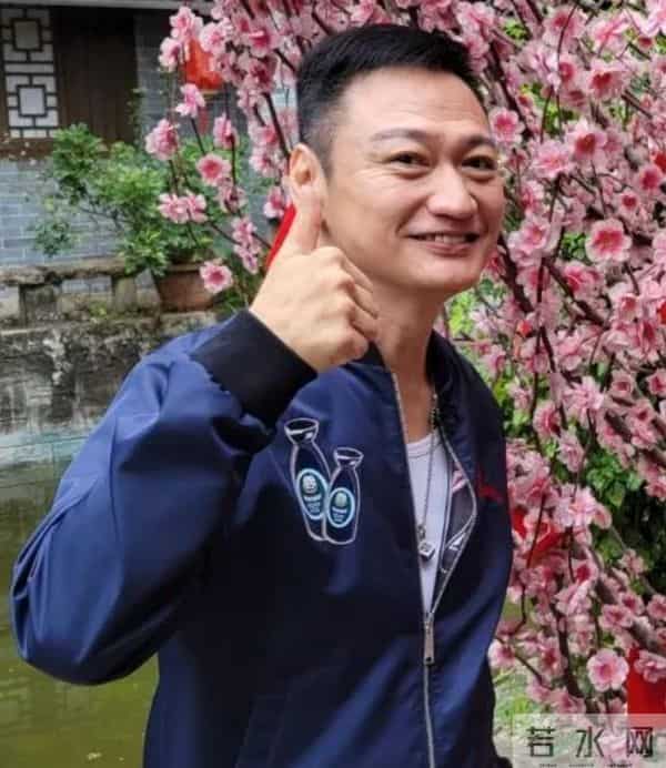 恭喜!61岁香港知名男星秘密再婚,现任妻子容貌首次曝光