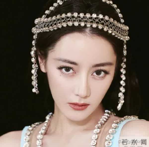 热巴新剧不及预期，出道12年无爆剧遭质疑，比起演员更像毯星