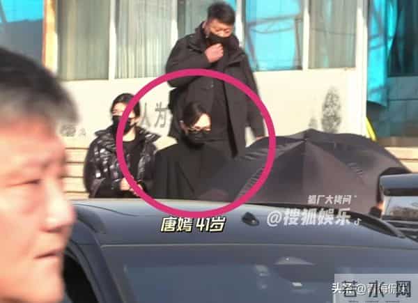 葬礼第3天，唐嫣罗晋力破离婚传闻， 两人一起回家 生日安排太暖心
