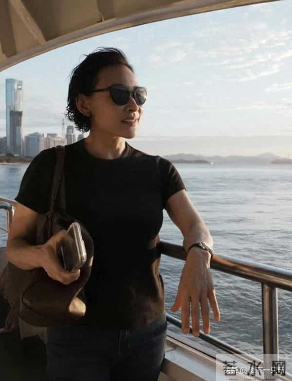 64岁陈冲游鼓浪屿 黑T配牛仔裤喝咖啡 素颜不医美 优雅老去好洒脱