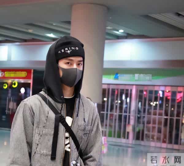 刘宇宁直播时被私生打电话