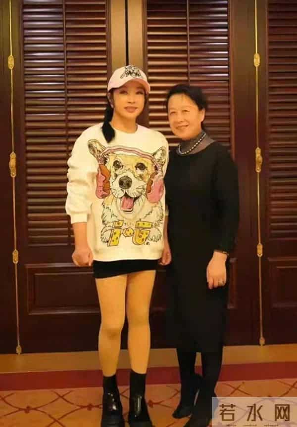 75岁刘晓庆参加同学聚会，她穿卡通图案卫衣配短裤，嫩得像小姑娘