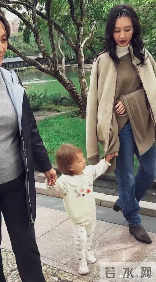 速围观!王鸥私下状态全曝光,牵萌娃漫步美成一道光!