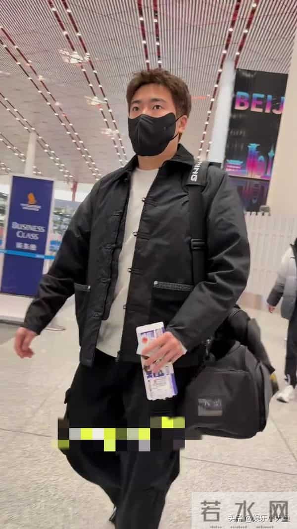 梁靖崑出发成都混团世界杯机场照,穿黑色中式棉服,发型帅酷有型