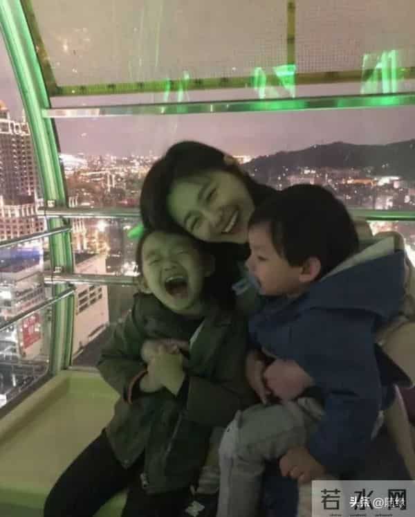 小S二女儿18岁生日,全家其乐融融,吴佩慈分享大S朋友圈背景