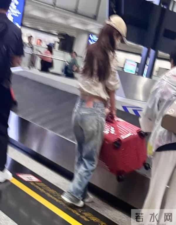 杨颖街边被偶遇,跷二郎腿做脚部美甲,环境简陋寒酸太接地气