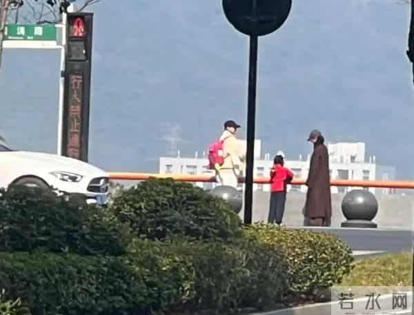 朱丹周一围步行送娃上学，穿棉服和路人一样朴实，女儿杭州读公立