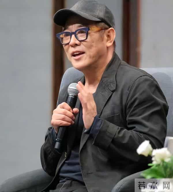 风水轮流转！看了62岁李连杰和63岁利智的合照，风光背后满是心酸