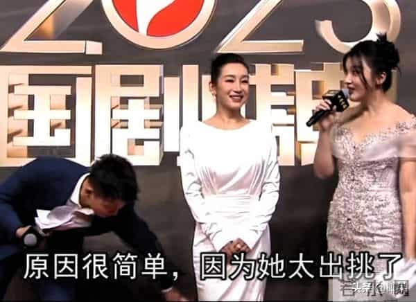 48岁左小青红毯翻车?亮片裙开叉到胯,全程拽裙角,尴尬溢出屏幕