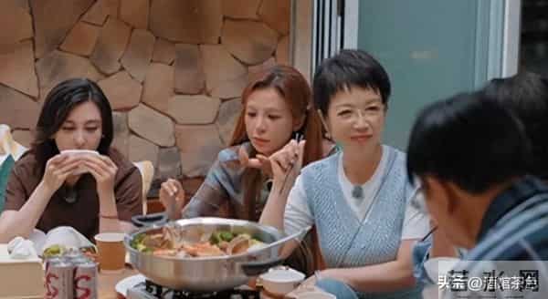 央视主持人聚会,朱迅面容憔悴瘦成皮包骨,鞠萍面色红润很富态