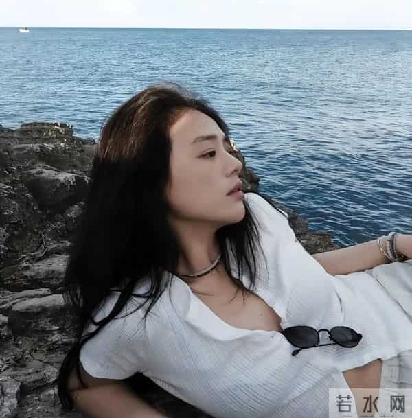 马思纯游西西里看海 扣一粒扣子秀事业线 侧颜撞脸高圆圆