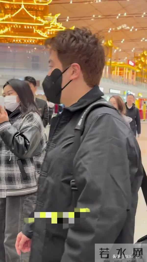 梁靖崑出发成都混团世界杯机场照,穿黑色中式棉服,发型帅酷有型