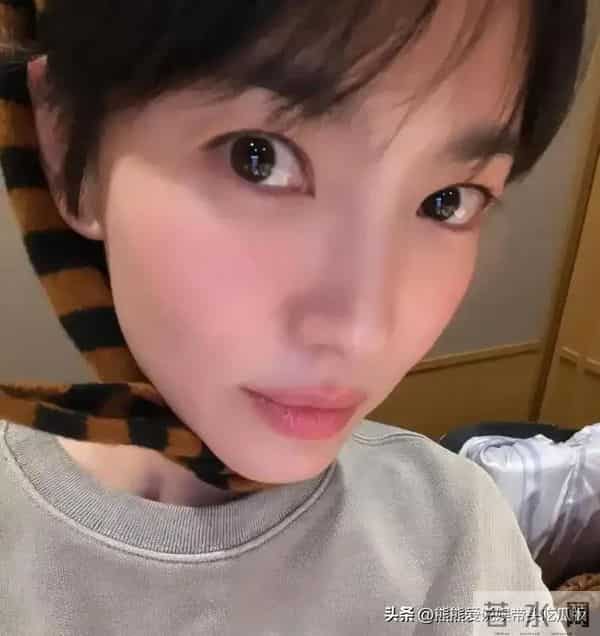 宋慧乔晒照庆贺44岁生日:戴头巾嘟嘴拍照好可爱 与朋友庆生很欢乐