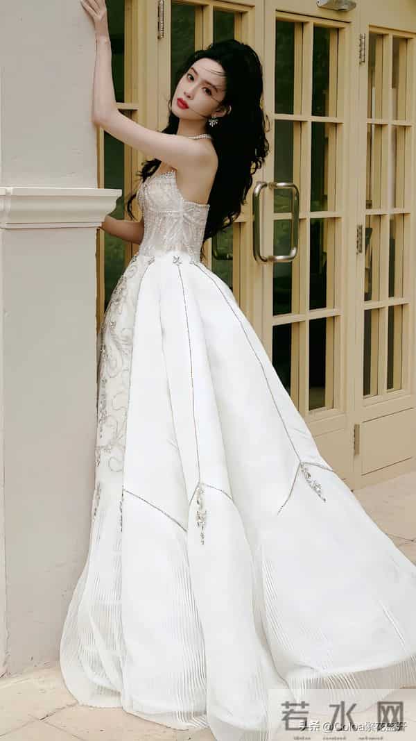 孟子义的抹胸公主裙,优雅又性感,爱了爱了!