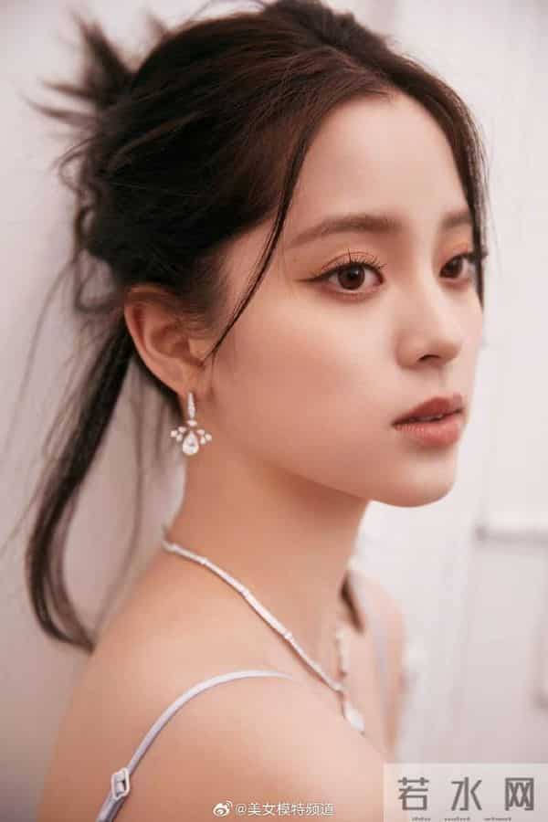 欧阳娜娜淡蓝吊带裙