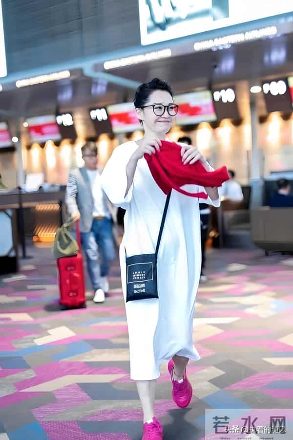 许晴56岁了,机场穿搭不露背不露腰,普通人25岁都难以打造这状态