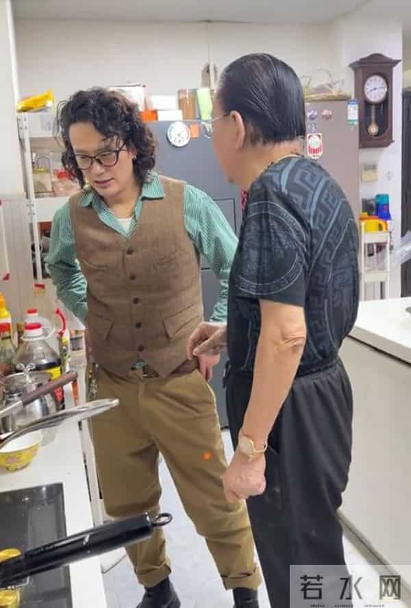 79岁侯耀华现状：独居北京别墅，家里环境脏乱差，晚年光景太唏嘘