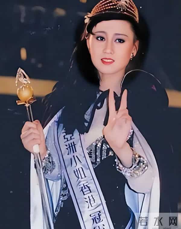 风水轮流转！看了62岁李连杰和63岁利智的合照，风光背后满是心酸