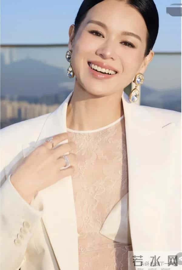 胡杏儿穿透视装 贴两片胸贴庆祝结婚十周年 李乘德为爱举办豪华派对