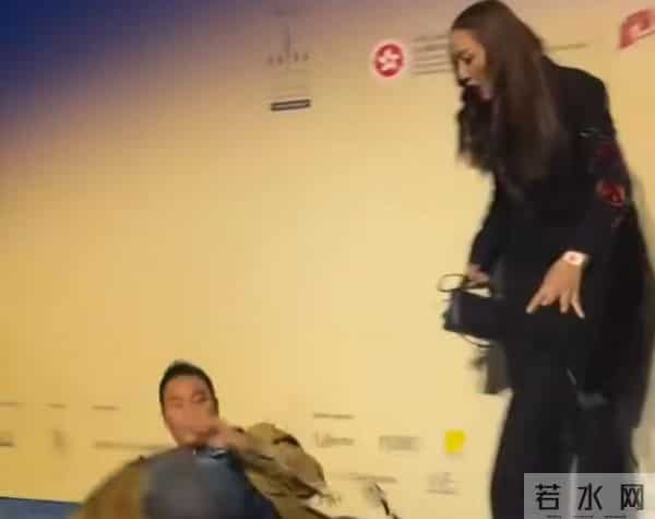 恩爱28年难抵残酷现实,70岁任达华狼狈摔倒,琦琦却“无动于衷”