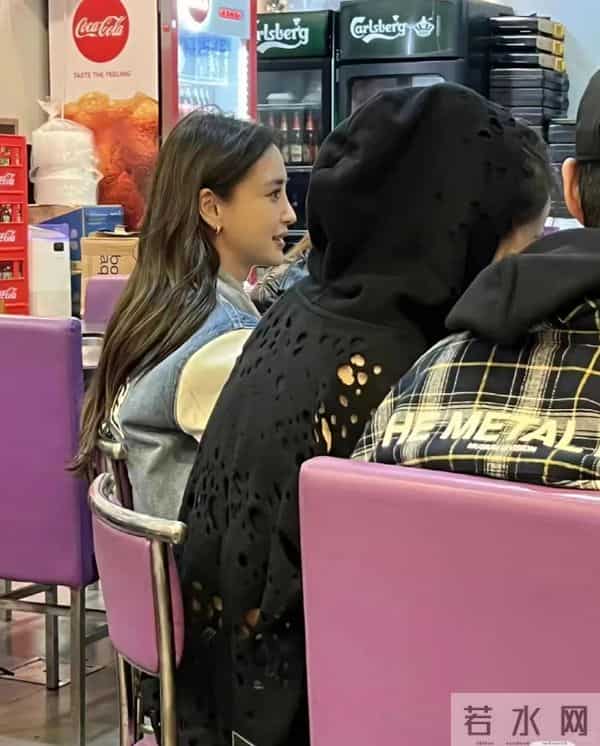 杨颖街边被偶遇,跷二郎腿做脚部美甲,环境简陋寒酸太接地气