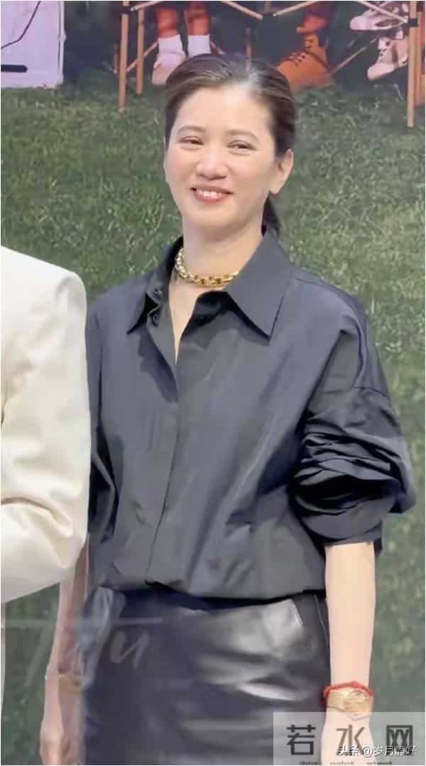 张智霖袁咏仪现身广州车展,袁咏仪白头发好多,一下子老了不少