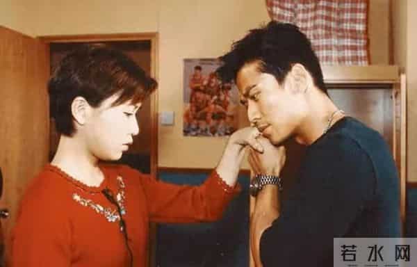 TVB前男星内地被偶遇，发际线引热议，56岁仍单身，曾被传同性恋