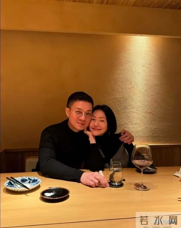 小S二女儿18岁生日,全家其乐融融,吴佩慈分享大S朋友圈背景