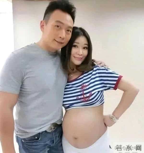 52岁王小骞不后悔回归家庭，矮小症女儿迎来逆袭，她的付出很值得
