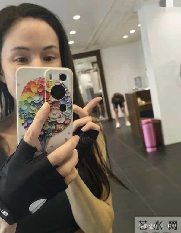 小龙女李若彤素颜晒马甲线 两颊凹陷 法令纹明显 60岁不做医美只运动