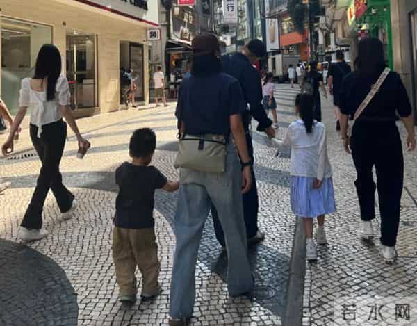 朱丹周一围步行送娃上学，穿棉服和路人一样朴实，女儿杭州读公立