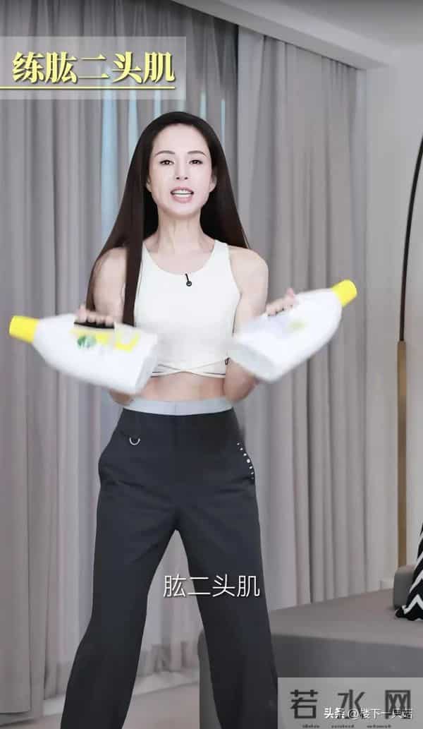 小龙女李若彤素颜晒马甲线 两颊凹陷 法令纹明显 60岁不做医美只运动