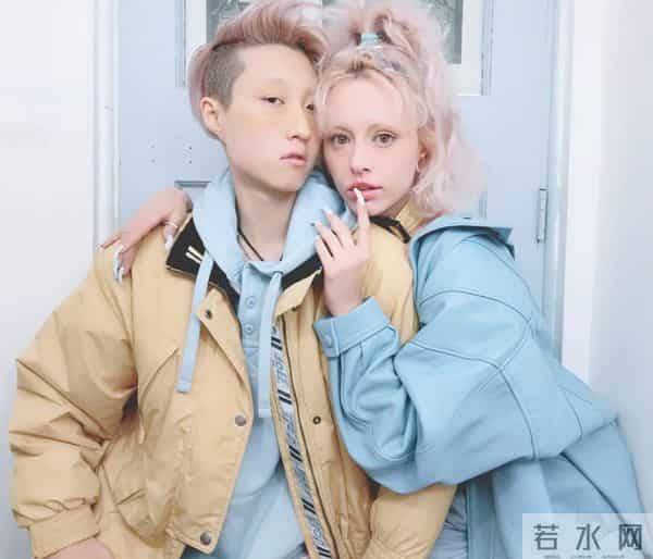 前亚洲小姐冠军和成龙的女儿终于回到香港，从事摆摊工作自食其力