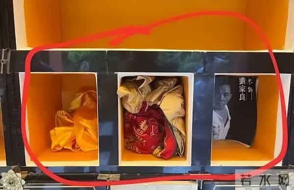 知名导演骨灰被盗，其妻子宣布1500万出售15个骨灰龛位，称匪徒要求百万美元赎金，否则就把骨灰冲进厕所