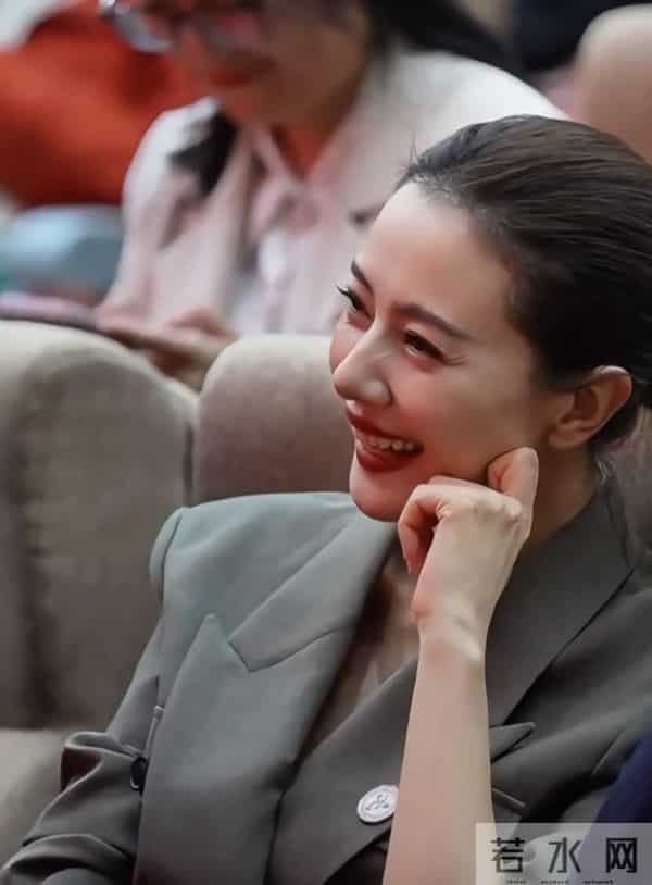 高圆圆现身活动观礼,灰西装盘发温婉,美貌气质优雅动人