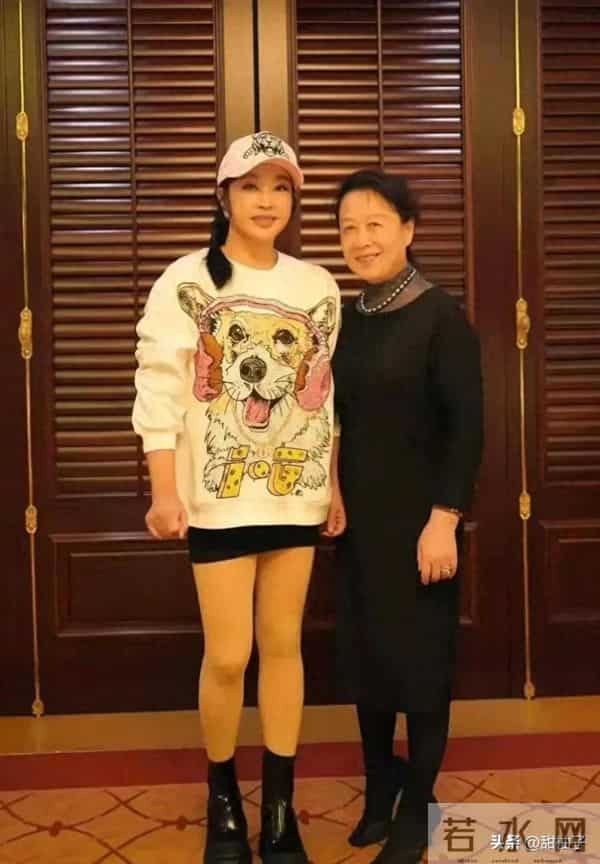 刘晓庆又去聚会!同学都似老奶奶,她穿卫衣+短裤嫩得像小姑娘