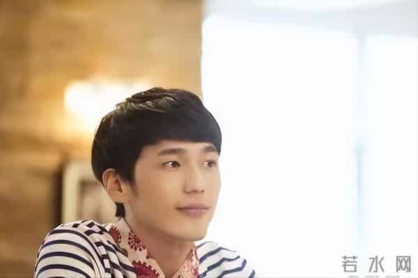 母亲是著名演员,父亲上亿家产,他却跑龙套10年,他到底怎么想的