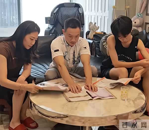 杨威一家武汉露营被偶遇,杨云面黄唇白气色差,低调看房欲买豪宅