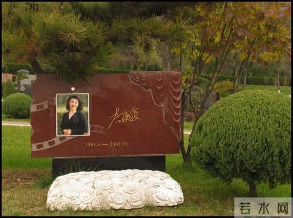 周洁上海墓地现状曝光!鲜花环绕很讲究,三个标志与李媛媛差别大