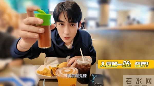 出席活动“死装死装”的,一到好莱坞就露馅,就很朱一龙啊