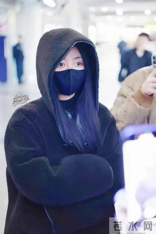 谭松韵今日上班路透，侧马尾麻花辫造型好青春甜美，太可爱了吧！