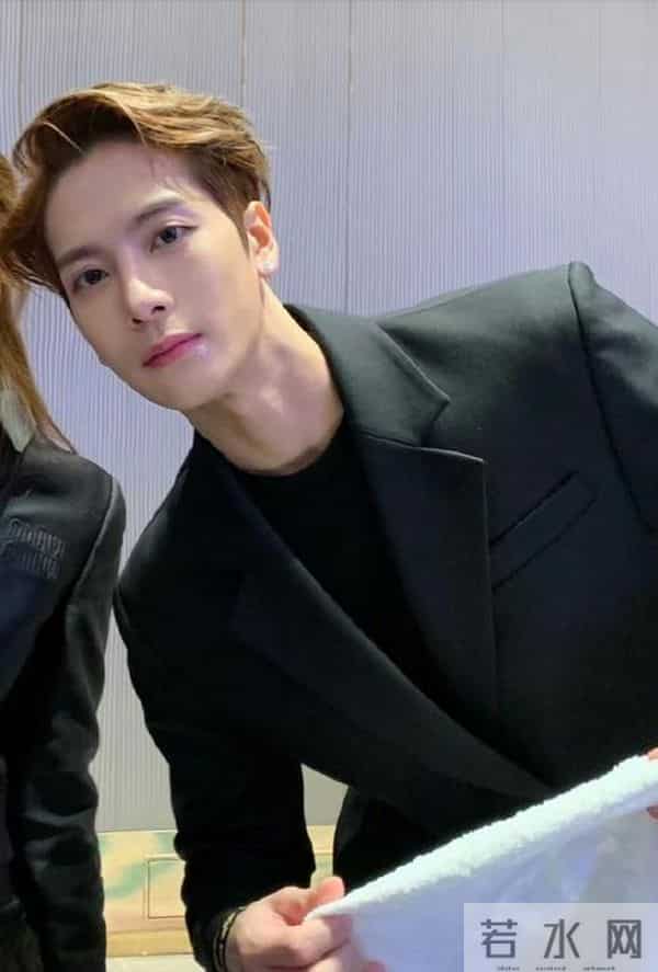 钱再多有什么用?31岁王嘉尔的现状,给所有男明星提了个醒